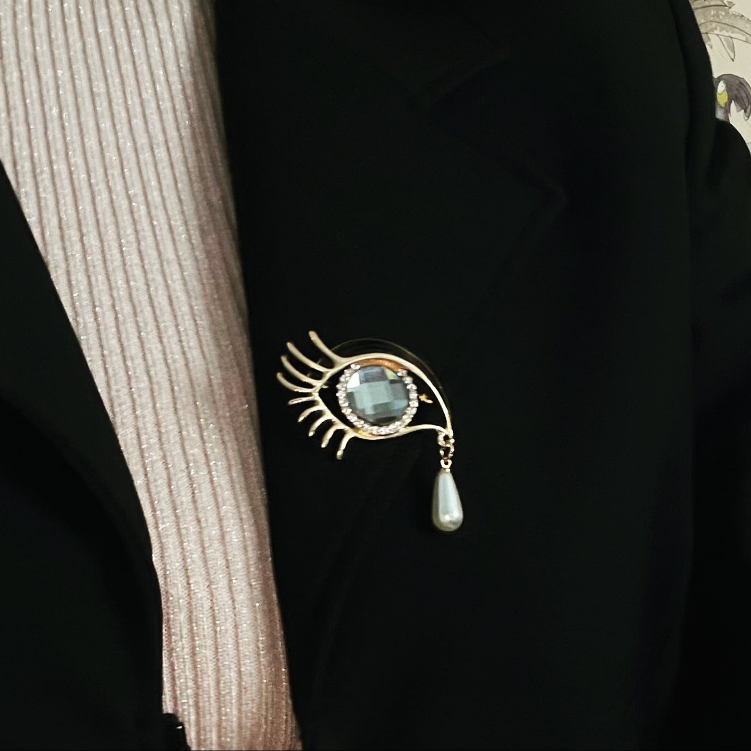 Broche larme d'or: la beauté dans le détail