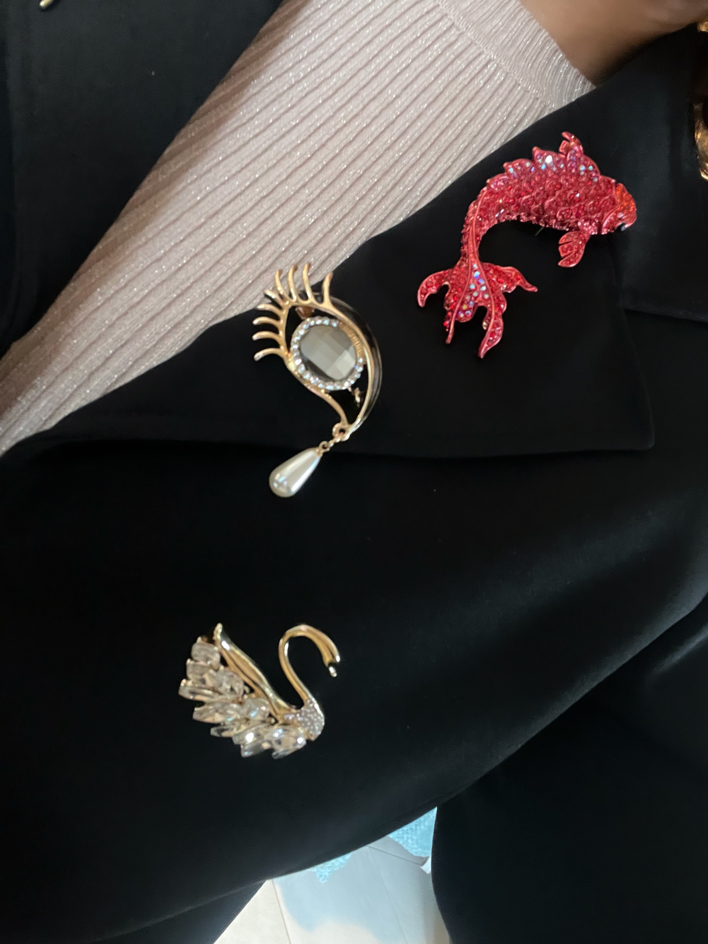 Broche larme d'or: la beauté dans le détail